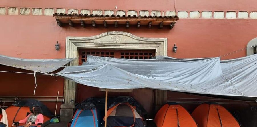Continúa el plantón del SITYPS en Casa Oficial del Gobierno del Estado