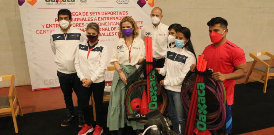 Entrenadoras y entrenadores de Valles Centrales reciben sets profesionales deportivos