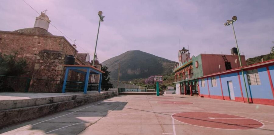 En Albarradas cierran el paso a personas de la CDMX y el extranjero