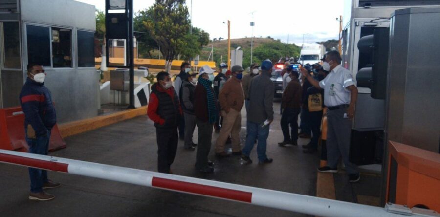 Toman autoridades de la Mixteca la caseta de Huitzo