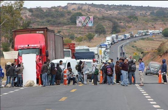 Buscan frenar bloqueos carreteros en la federal 190