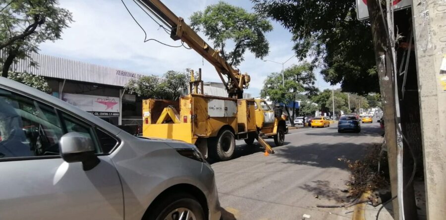 Reparan semáforos en la Calzada Niños Héroes