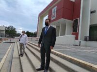 Embiste líder de ambulantes a titular de Sedapa; le avientan huevos