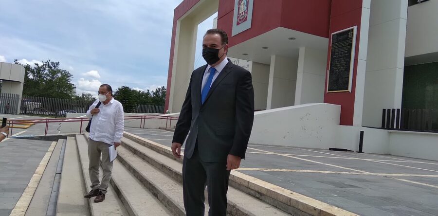 Embiste líder de ambulantes a titular de Sedapa; le avientan huevos