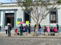 Trabajadores de aseo en el SAT piden el pago de su quincena