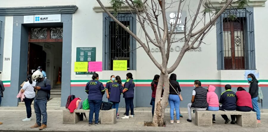 Trabajadores de aseo en el SAT piden el pago de su quincena