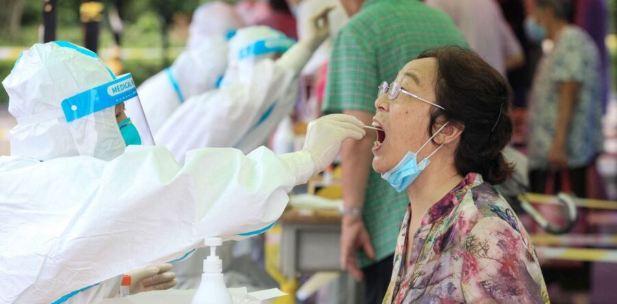 Variante Delta se cierne sobre China justo cuando su economía pierde impulso