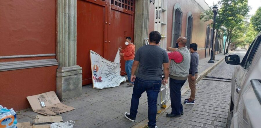 Protestan trabajadores del SITyPS por despidos injustificados