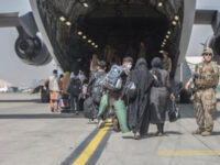 Más de 105 mil personas fueron evacuadas de Afganistán