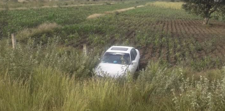 Con lesiones resultó un automovilista al volcar en la carretera a Tlacochahuaya