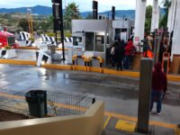 Toman pobladores de la Mixteca la Caseta de Peaje de Huitzo