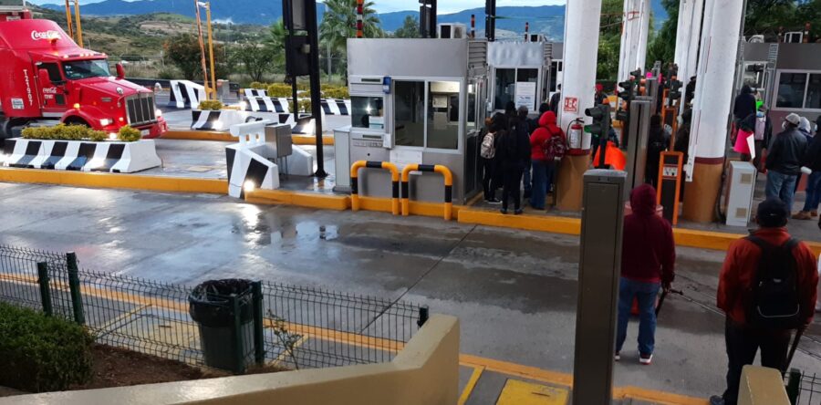 Toman pobladores de la Mixteca la Caseta de Peaje de Huitzo