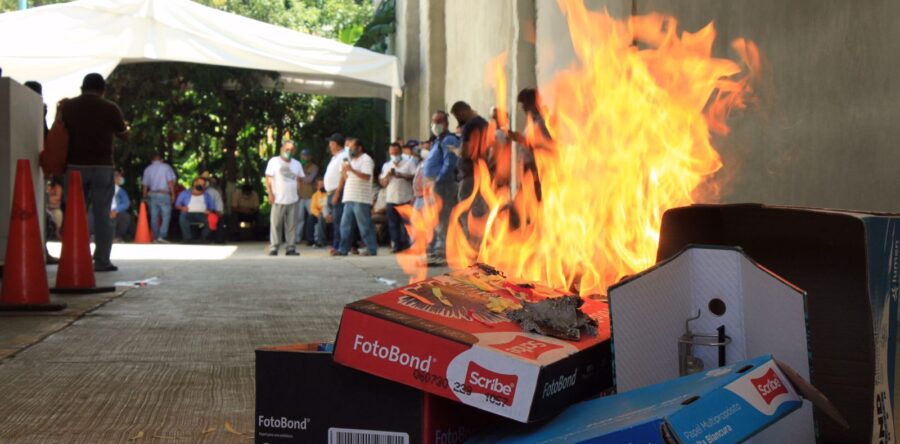 De manera violenta transportistas de Juquila ingresaron a la Semovi