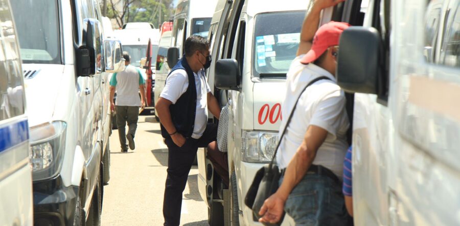 Pobladores de Manialtepec bloquearon la carretera federal 200