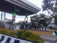 Normalistas nuevamente se apoderaron de la Caseta de Cobro de Huitzo