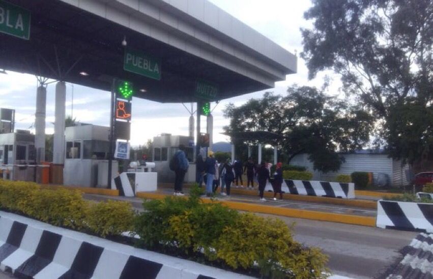 Normalistas nuevamente se apoderaron de la Caseta de Cobro de Huitzo