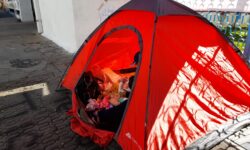 Con huelga de hambre extrabajadora de salud exige basificacion y pago de su quincena.