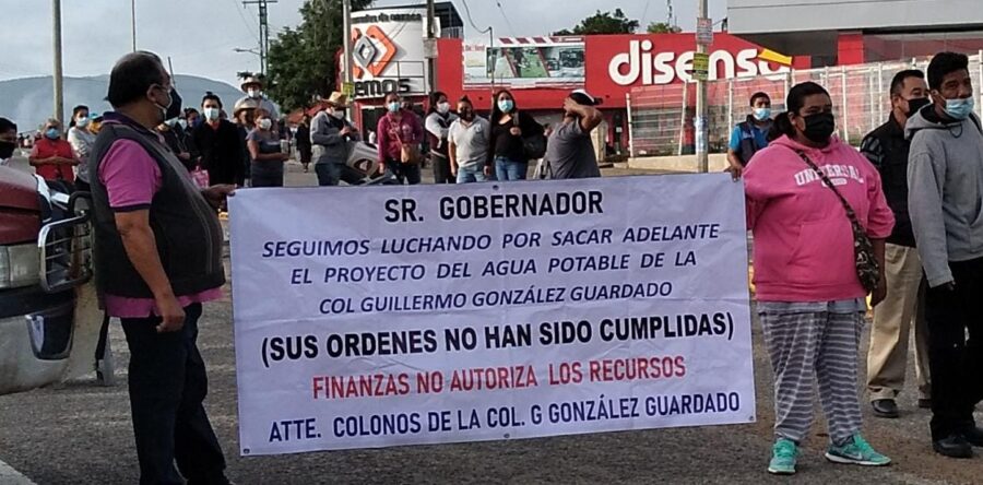 Vecinos de Zaachila bloquearon la carretera federal 175