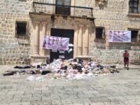 Tiran basura en el Ayuntamiento Capitalino, piden diálogo con Oswaldo García Jarquín