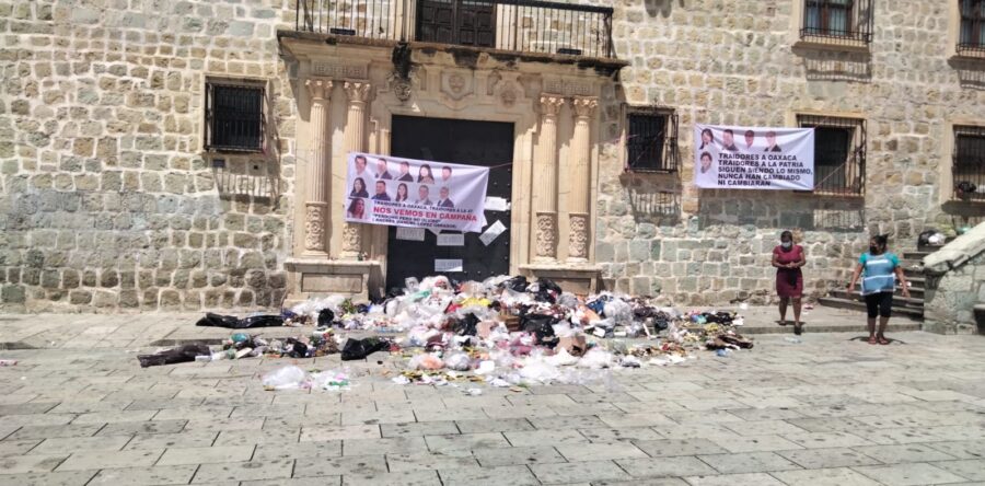 Tiran basura en el Ayuntamiento Capitalino, piden diálogo con Oswaldo García Jarquín