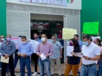 Un grupo de burócratas protestaron en sus oficinas sindicales