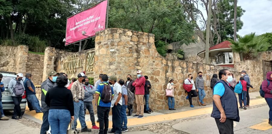 Protestan trabajadores de dos hoteles en Oaxaca por la reducción de horas laborables