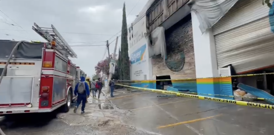 Cuantiosos daños materiales dejó el incendio en bodega de pinturas en Oaxaca