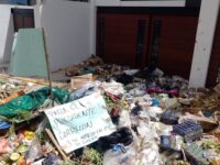 “Para el peor presidente de Oaxaca”; empleados tiran basura frente a la casa de Oswaldo García Jarquín