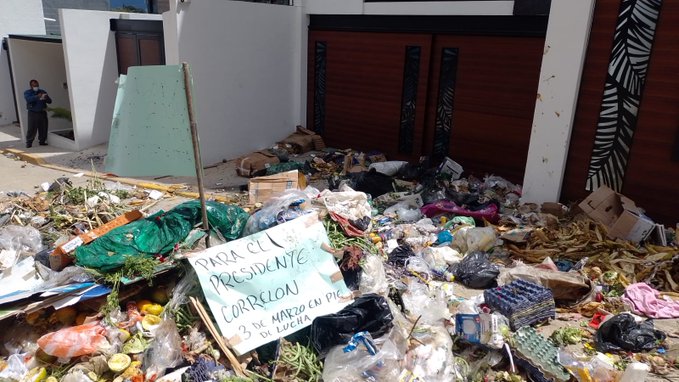 “Para el peor presidente de Oaxaca”; empleados tiran basura frente a la casa de Oswaldo García Jarquín