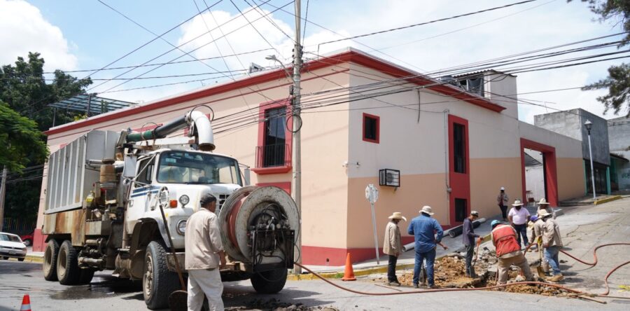 Implementa SAPAO labores de rehabilitación en tubería de drenaje sanitario