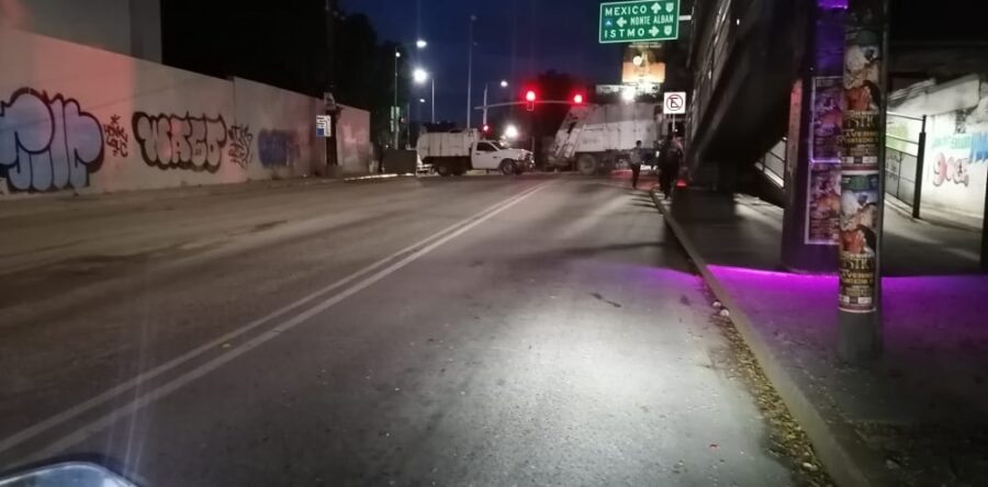 Sin solución conflicto en municipio; trabajadores de limpia bloquean por segundo día vialidades en la capital