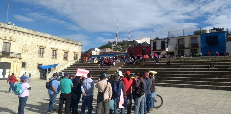Estalla paro de labores de trabajadores de limpia; Oaxaca de Juárez se convierte en un “chiquero”