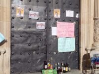 Molestos los comerciantes colocaron una ofrenda de botellas de licor en el Ayuntamiento
