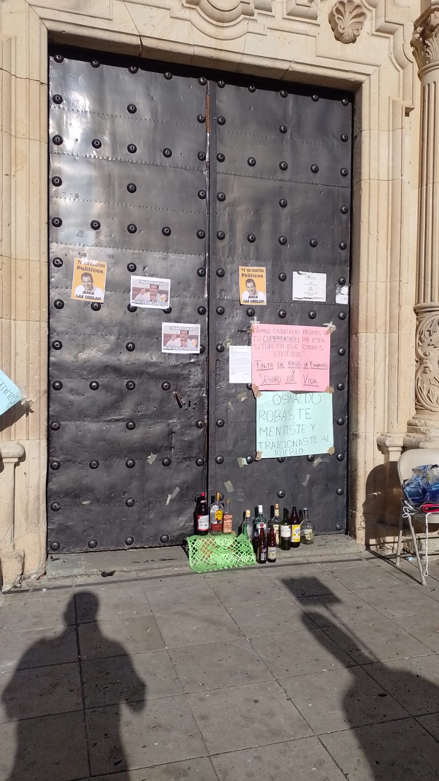 Molestos los comerciantes colocaron una ofrenda de botellas de licor en el Ayuntamiento