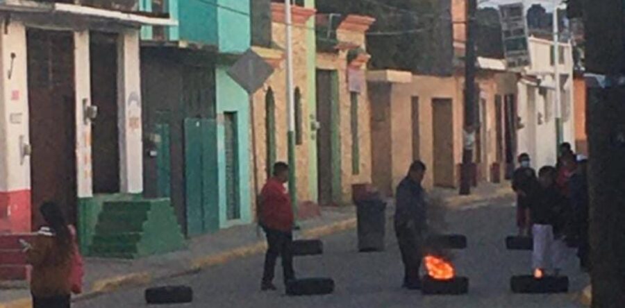 Vecinos de Cosijoeza truenan contra los autobuses Zaachila Yoo
