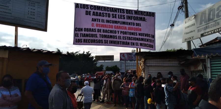 Protestan comerciantes en el estacionamiento del Mercado de Abasto