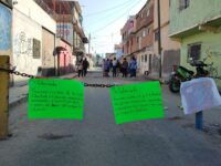 Bloquean la calle Las Flores en la colonia Libertad