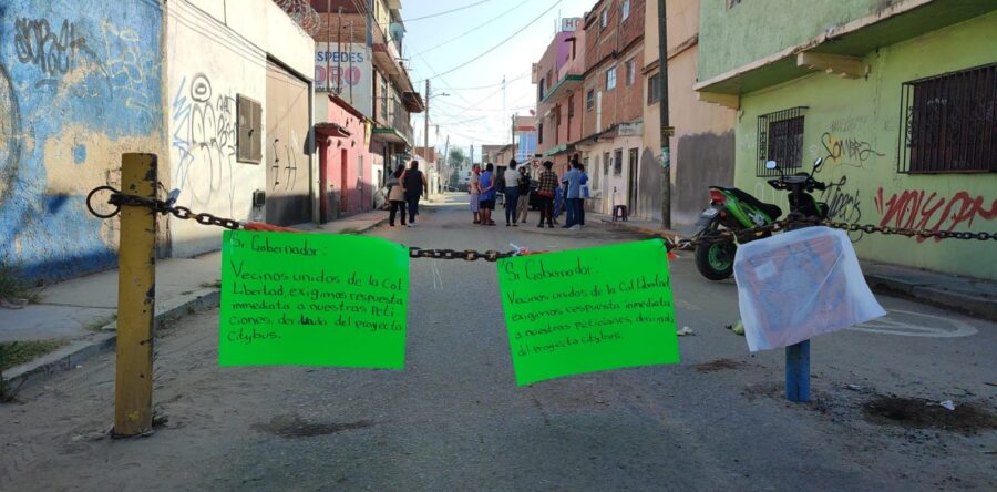 Bloquean la calle Las Flores en la colonia Libertad