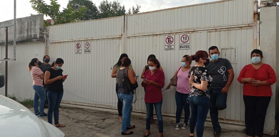 Vecinos del fraccionamiento Hacienda Real, protestaron en la CFE de Tuxtepec