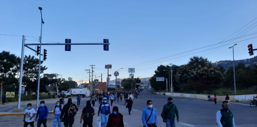 Vive capital oaxaqueña caos por estado de sitio; Sindicato 3 de Marzo cierra vialidades