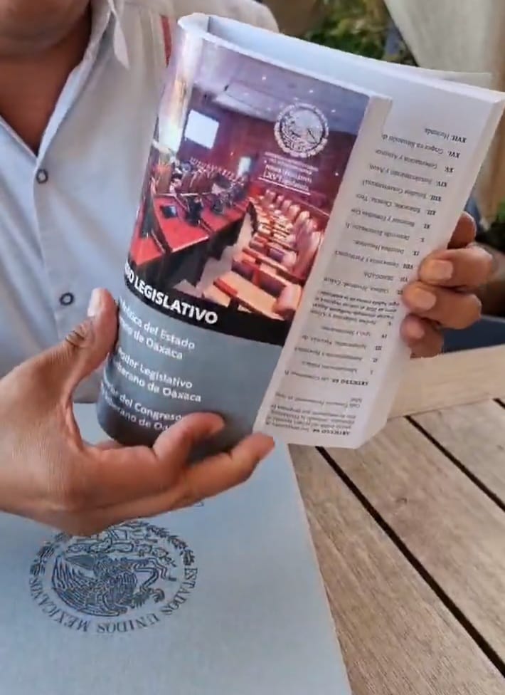 Constitución Política y Ley Orgánica del Congreso aparecen de “cabeza” en el libro entregado a los diputados electos