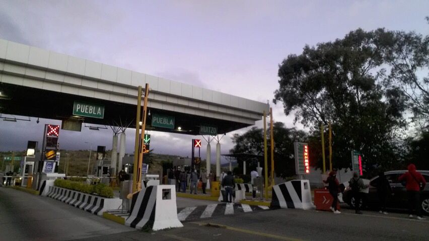 Ex trabajadores de salud protestaron en la caseta de Huitzo