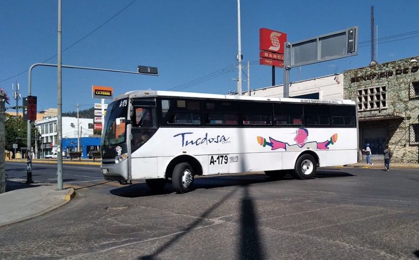 Con bloqueo exigen el techado de una telesecundaria en Yutanduchi de Guerrero