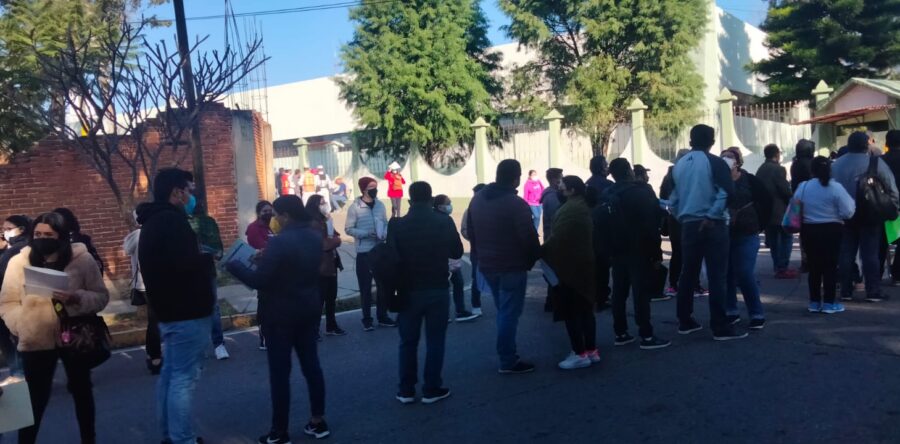 Cientos de personas buscan vacunarse contra la Covid-19 en esta jornada para rezagados