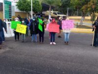 Extrabajadores del extinto Seguro Popular revivieron sus protestas