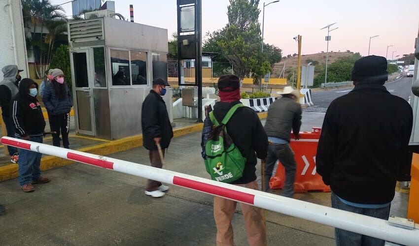 Pobladores de Chalcatongo realizaron un boteo en la Caseta de Peaje de Huitzo