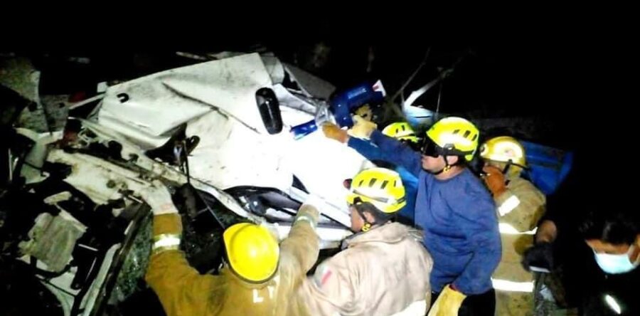 Volcó tractocamión en Huatulco, chófer salvó su vida