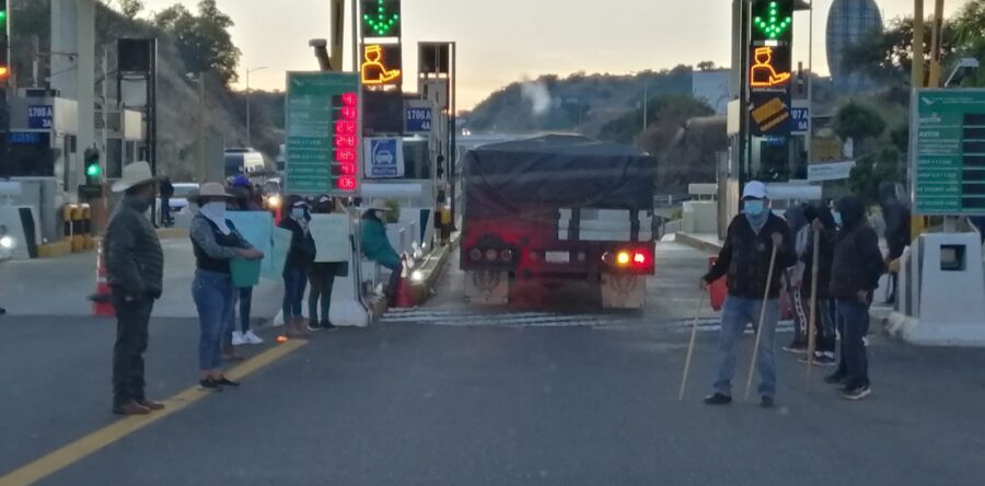 Habitantes de Santa Catarina Yuxia tomaron la Caseta de Huitzo.