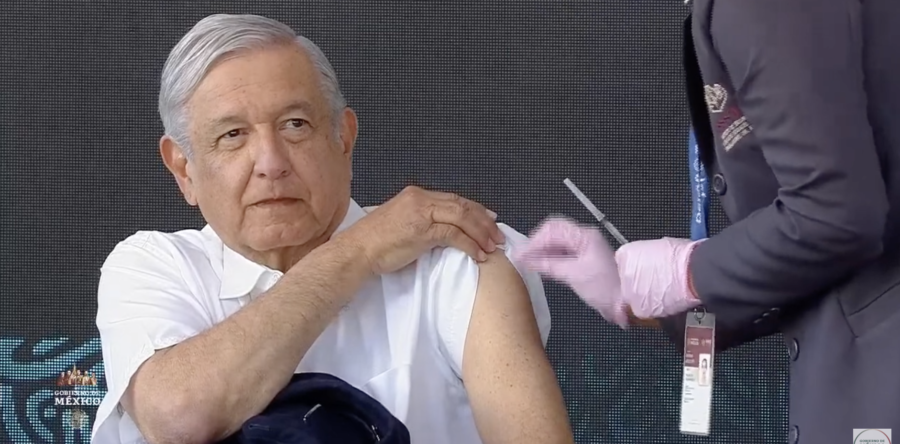 AMLO recibe dosis de refuerzo contra Covid-19 durante ‘mañanera’