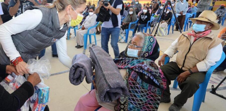 “Calidez en Familia” del Sistema DIF Oaxaca, acude a la región de la Mixteca para abrigar a cientos de familias en condiciones vulnerables